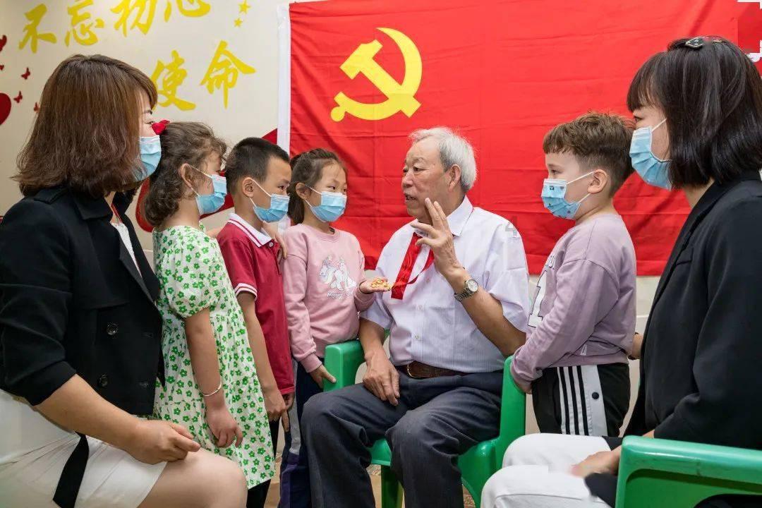 闹翻了!泽连斯基一撸到底,解除扎卢日内职务,乌军面临群龙无首