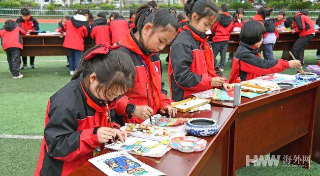 人民日报、人民网探访新疆乌什县亚曼苏乡中心幼儿园安置点（图）