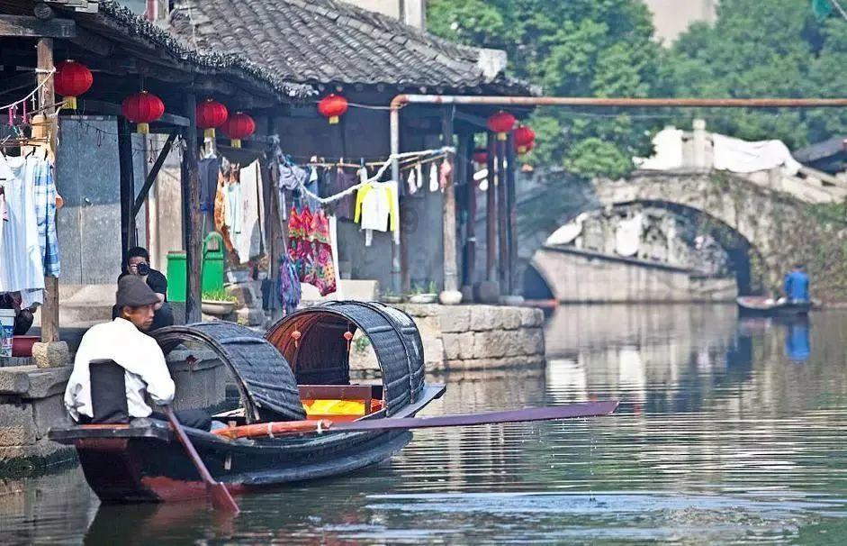 广东汕头海边出现一头死亡鲸鱼:已有工作人员到场处置,看看吧
